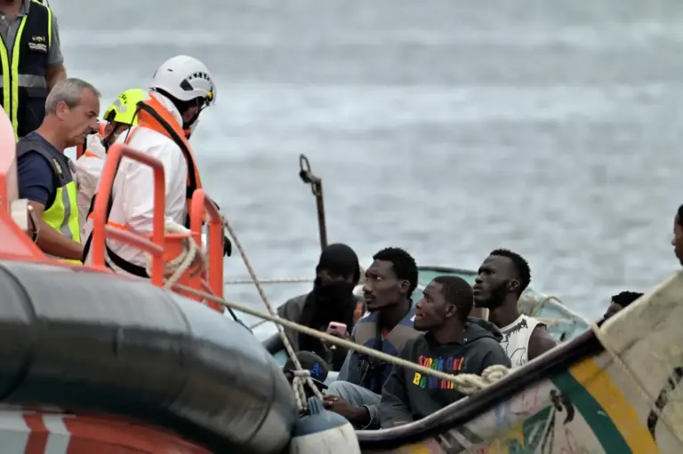 Llegan dos pateras con un centenar de personas a las costas canarias