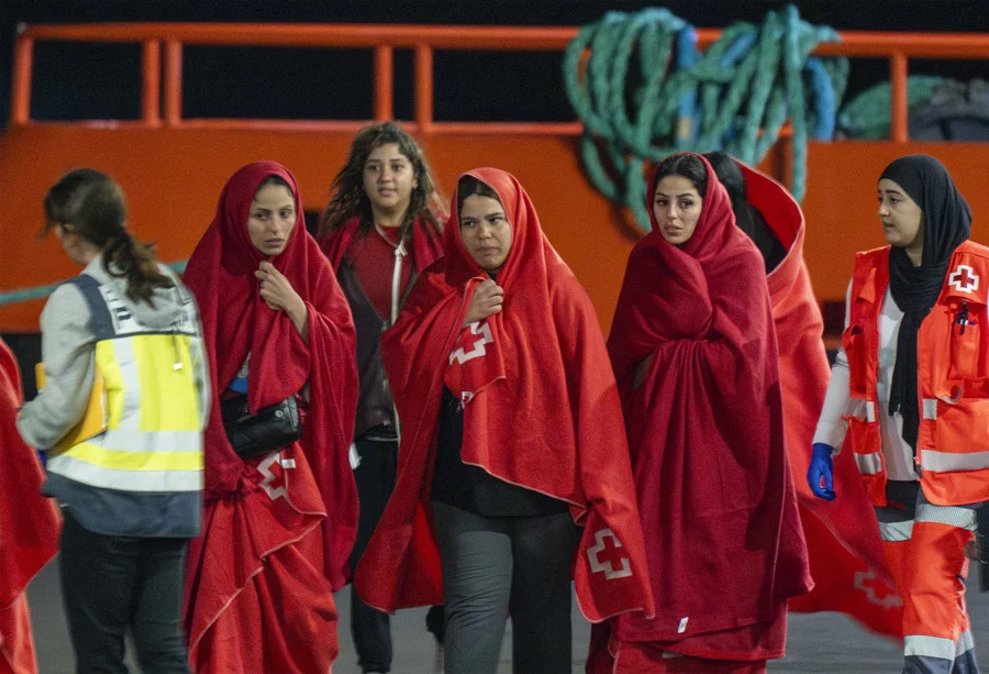 Algunas de las personas rescatadas y trasladadas al puerto de Arrecife. Cinco personas están desaparecidas. / EFE / Adriel Perdomo