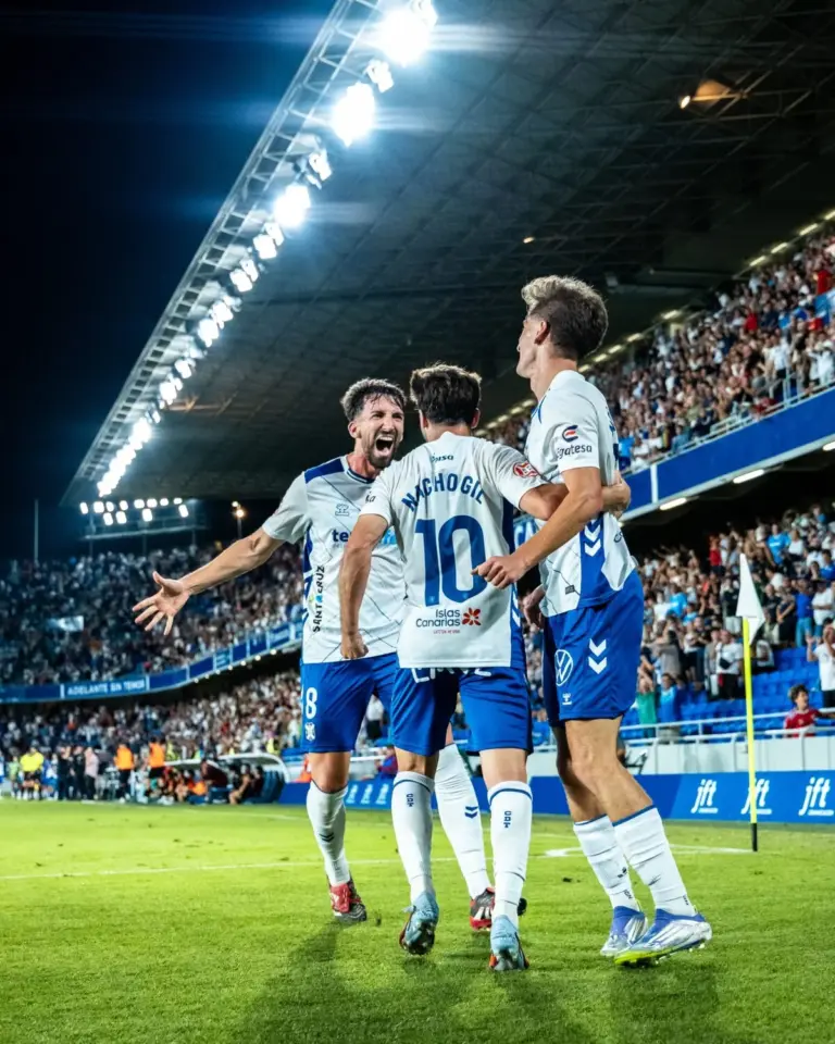3-1 | El CD Tenerife sufre pero mantiene el liderato con una trabajada victoria ante el Zamora