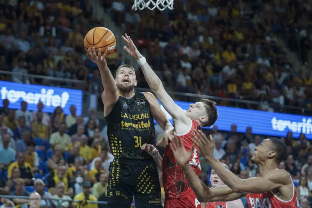 El alero del La Laguna Tenerife, Rokas Giedraitis entra a casta ante el alero del Baxi Manresa, Agustín Ubal, durante el partido de la jornada 1 de la Liga Endesa que se celebra este sábado en el pabellón Santiago Martín de La Laguna (Tenerife)
