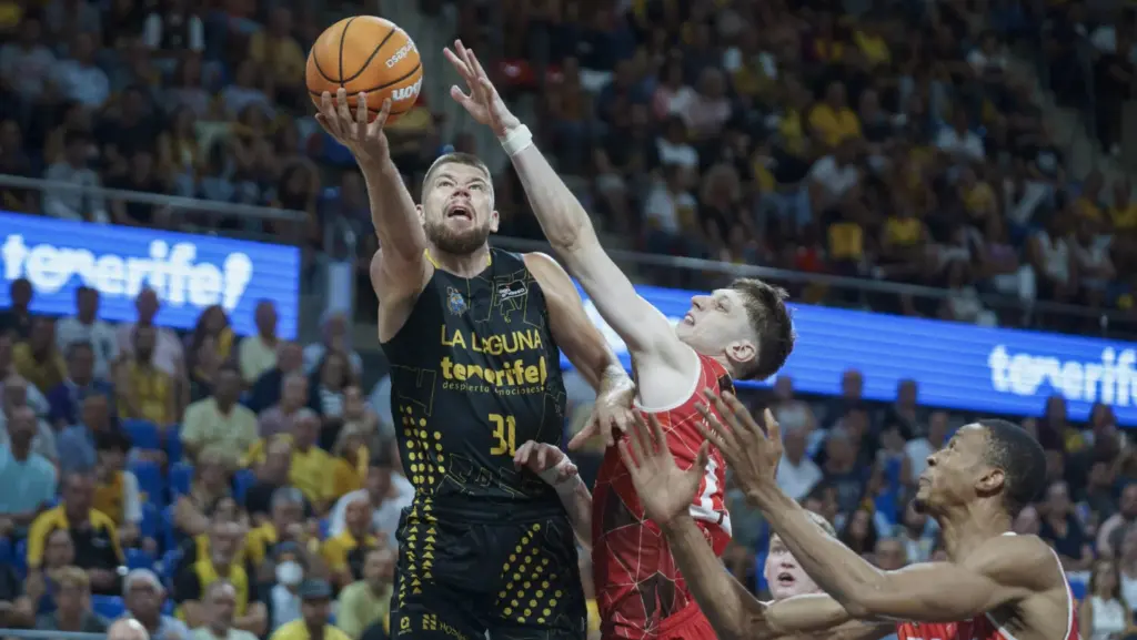 El alero del La Laguna Tenerife, Rokas Giedraitis entra a casta ante el alero del Baxi Manresa, Agustín Ubal, durante el partido de la jornada 1 de la Liga Endesa que se celebra este sábado en el pabellón Santiago Martín de La Laguna (Tenerife) | EFE / Ramón de la Rocha