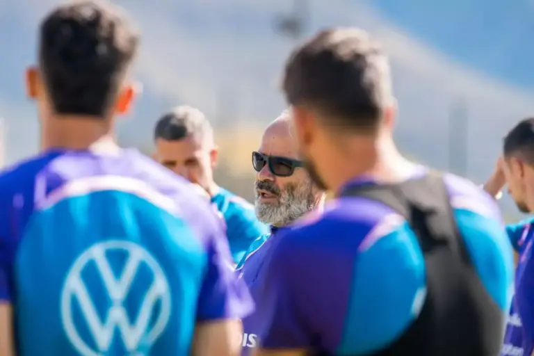 Cervera prepara un cambio de sistema para «defender bien» al Racing de Ferrol