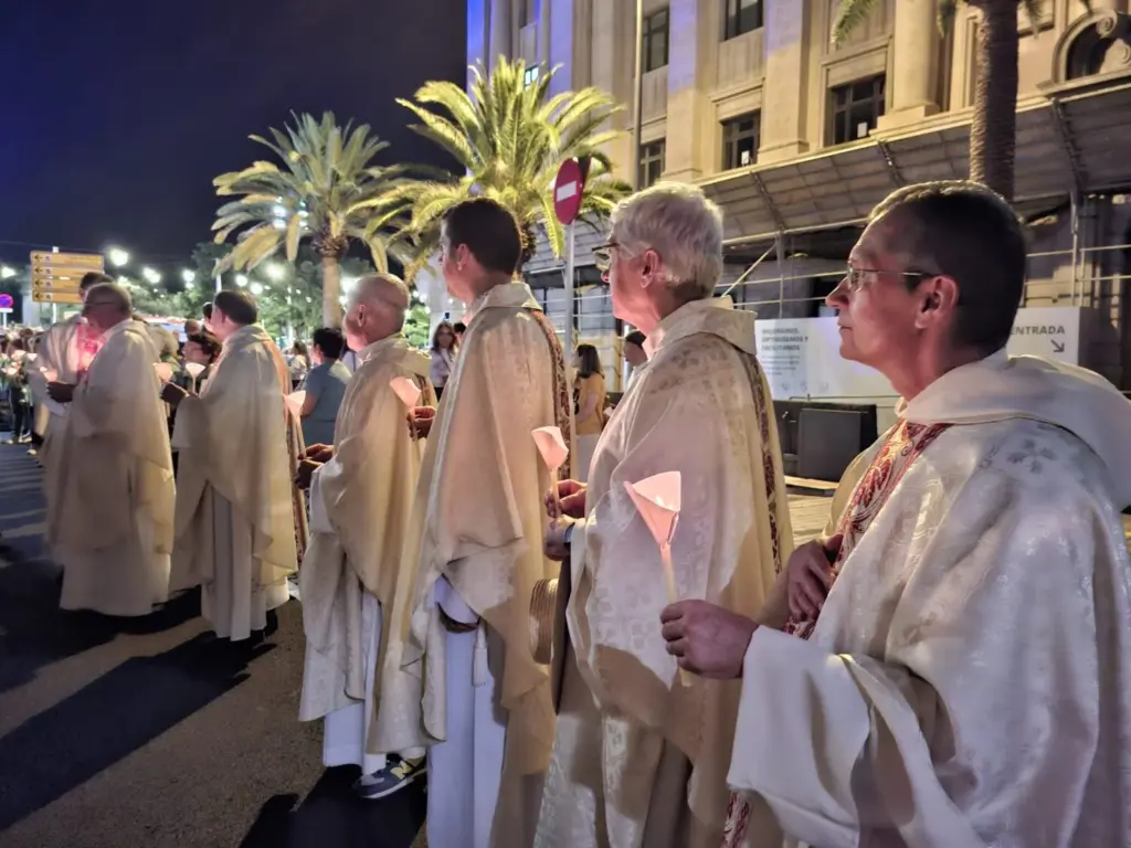 Todos se han sumado a hacer un pasillo al paso de la Virgen de Candelaria con velas como antorchas de despedida / Ángel Muñiz