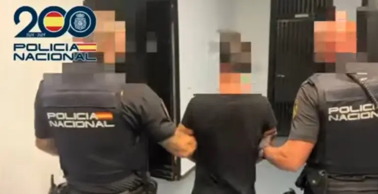 Simula llevar una pistola para robar en Jinámar y en San Cristóbal