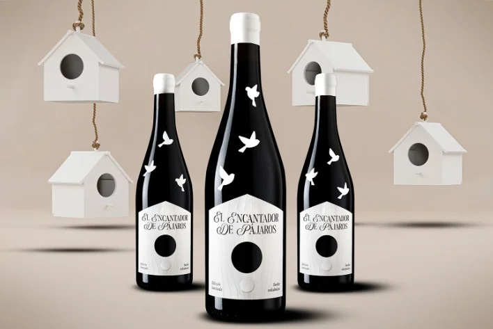 La marca de vinos 'El encantador de pájaros' se lleva el oro por su diseño en los premios Pentawards 2025