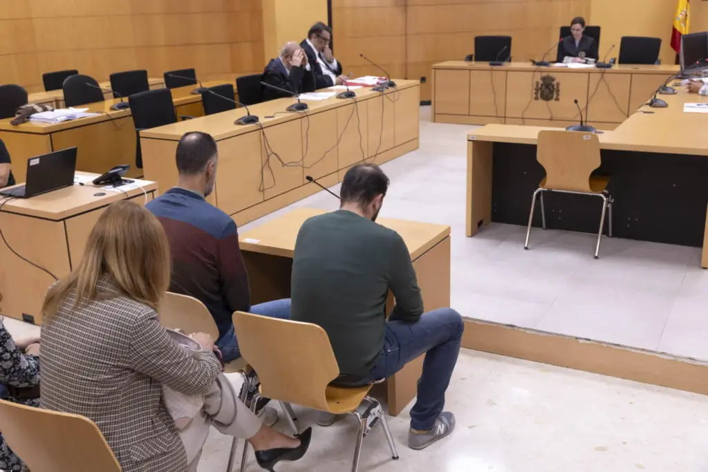 Juicio contra los policías locales de Buenavista del Norte que robaron 83.000 euros del cobro de multas. EFE