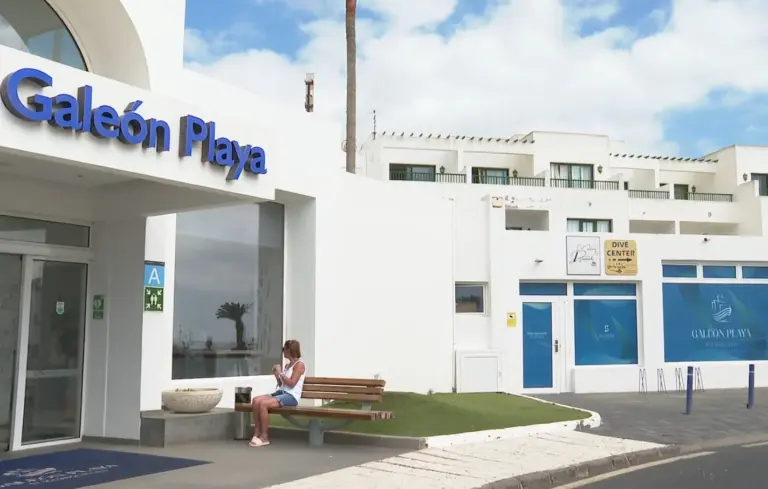 Un hombre fallece y otro se encuentra en estado crítico al ceder la barandilla de un hotel en Costa Teguise