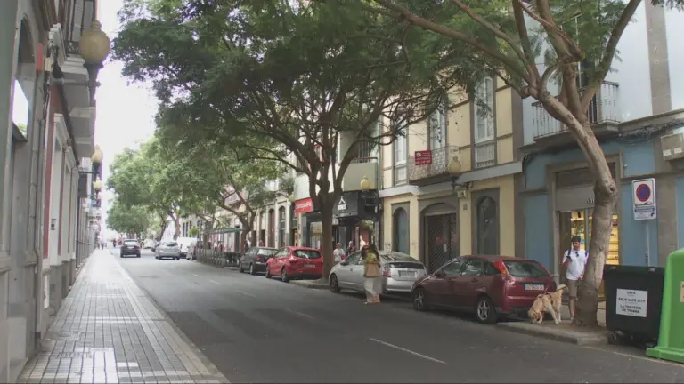 Encuentran a una familia maniatada después de que un ladrón robara y prendiera fuego al domicilio en Triana