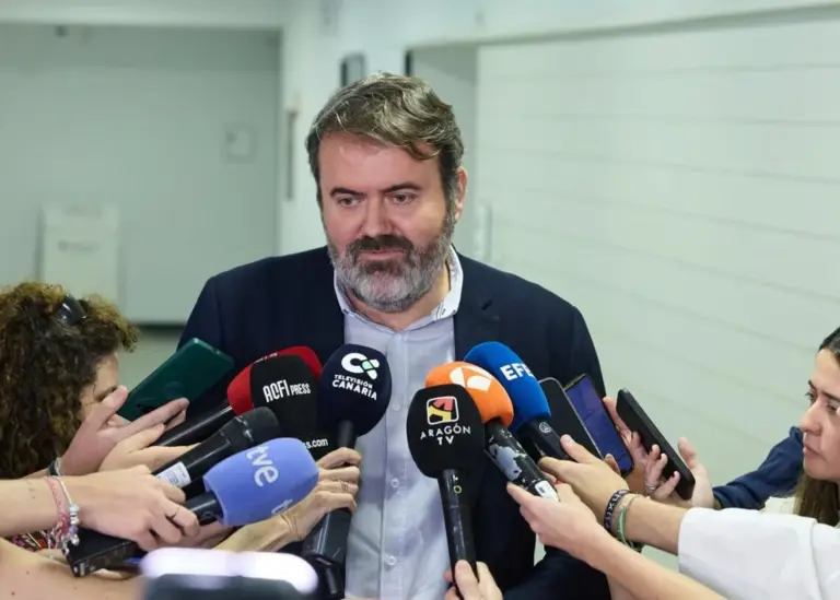 Comienzan los traslados exprés de menores migrantes desde Canarias a otras comunidades