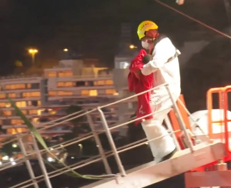 Rescatan 63 personas de una neumática a la deriva en Gran Canaria