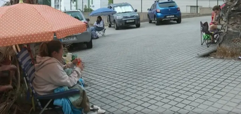 Dormir en la calle para conseguir una plaza: la odisea de los estudiantes de FP de Las Palmas de Gran Canaria