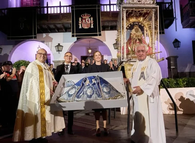 Los Llanos de Aridane entrega un vestido de sedas del siglo XIX a la Virgen de las Nieves