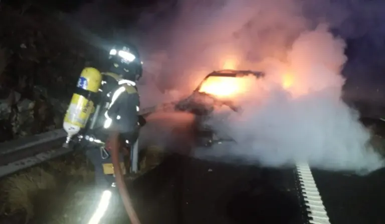 Arde un coche en la autopista del sur de Tenerife