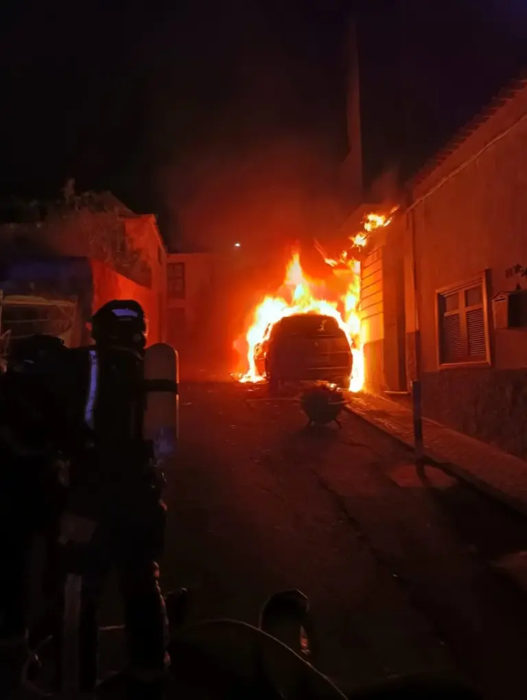 El incendio de un coche en Icod afecta a una casa y la red eléctrica