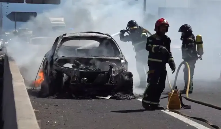 Incendio de un vehículo en la TF-5