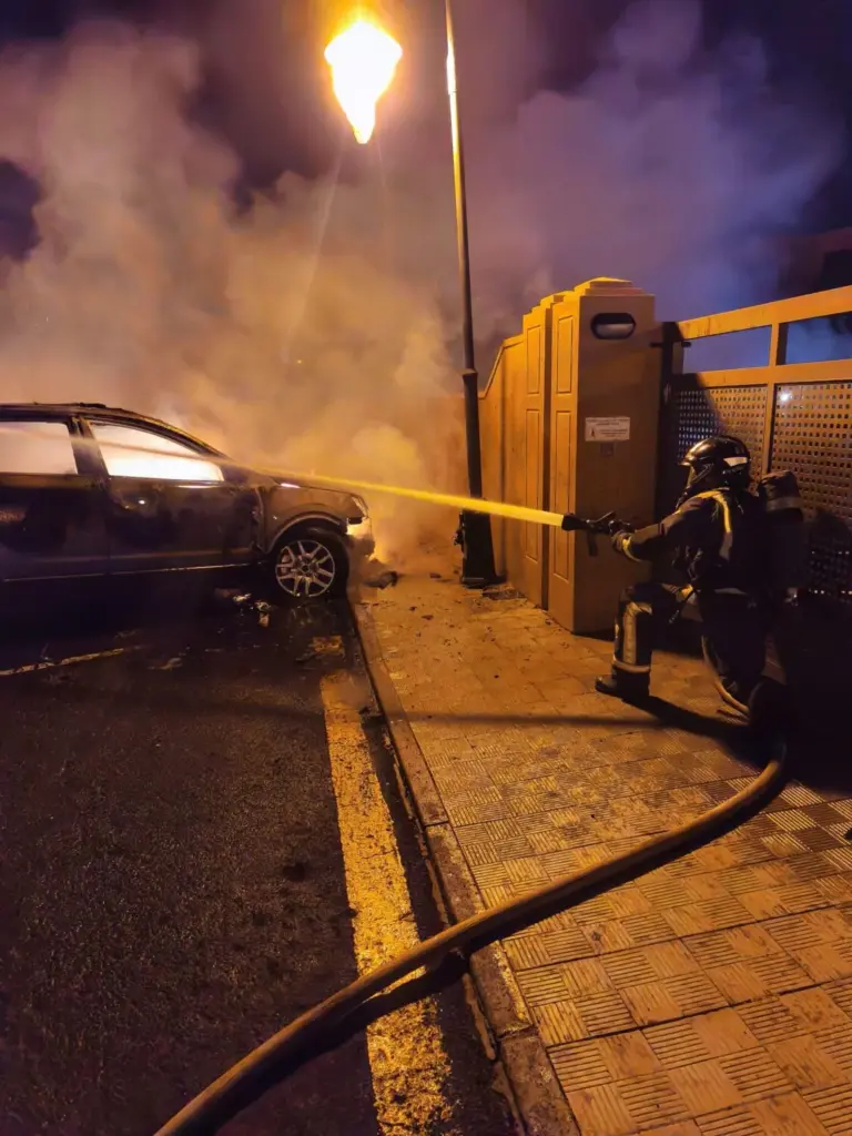 Los bomberos de Tenerife actuando en el incendio en Granadilla de Abona que afectó a tres coches
