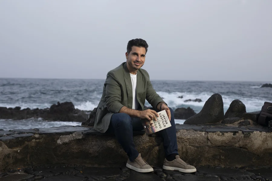 Pasó en pocos años de autopublicarse a vender 2,5 millones de libros en español y ser traducido a más de 20 idiomas. Javier Castillo, el último gran fenómeno del 'thriller' en España, traslada a Tenerife su nueva novela, 'El susurro de fuego', un enigma que invita a "abrir los ojos". EFE/ Asís González Ayerbe/ Editorial Suma