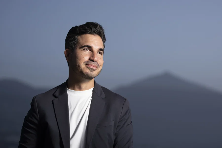 Javier Castillo ambienta por primera vez una novela en España y elige los paisajes de Tenerife / EFE / Asís González Ayerbe/ Editorial Suma 