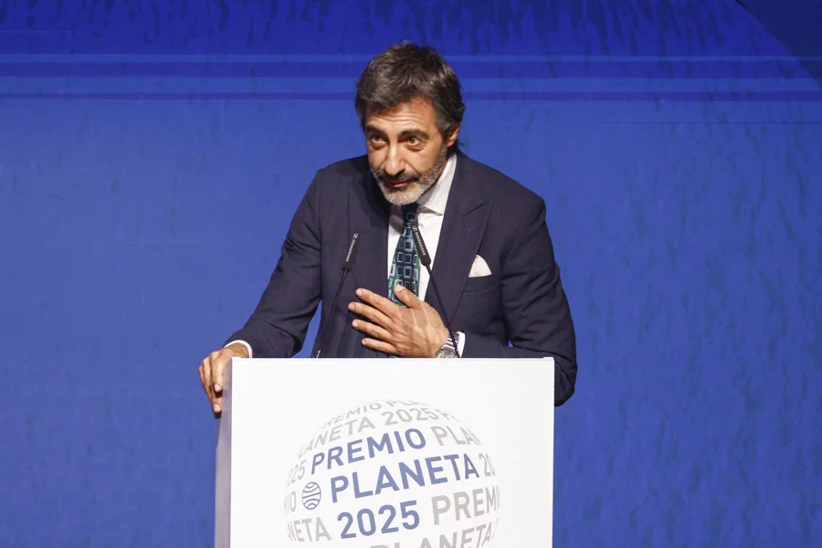 l escritor Juan del Val, tras ganar el premio Planeta con la obra 'Vera, una historia de amor', durante la gala celebrada este miércoles en Barcelona. EFE/Quique García