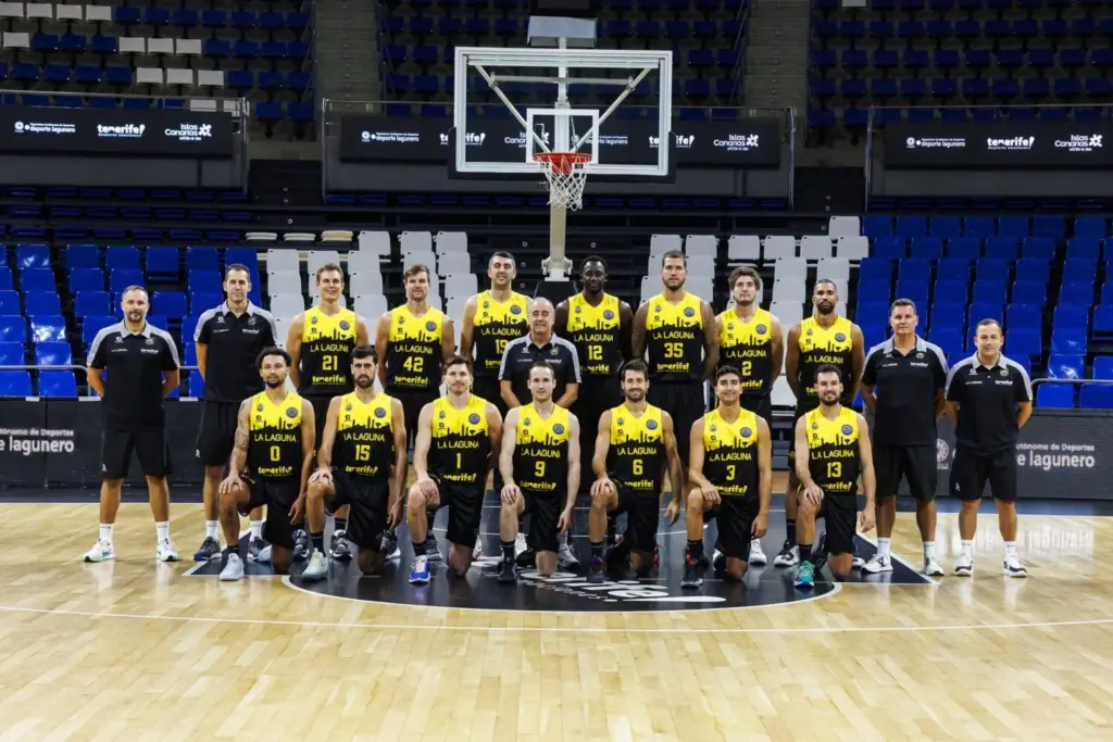 La Laguna Tenerife y Manresa anuncian que jugarán sin público contra Israel. Imagen de archivo del equipo La Laguna Tenerife de baloncesto.