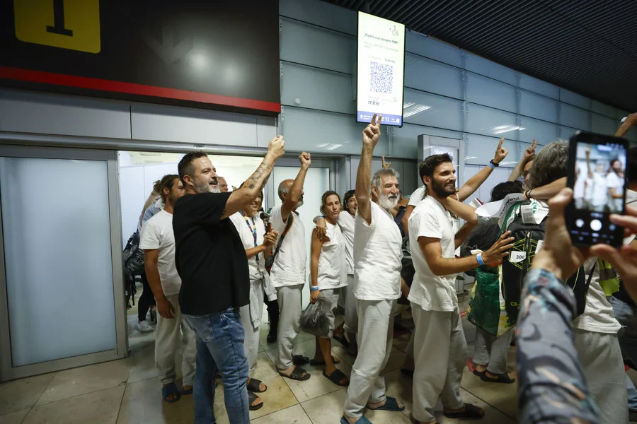 Llegada de los 21 activistas españoles que formaban parte de la Flotilla Global Sumud retenidos por Israel, este domingo en el aeropuerto de Madrid Barajas. EFE/Javier Lizón