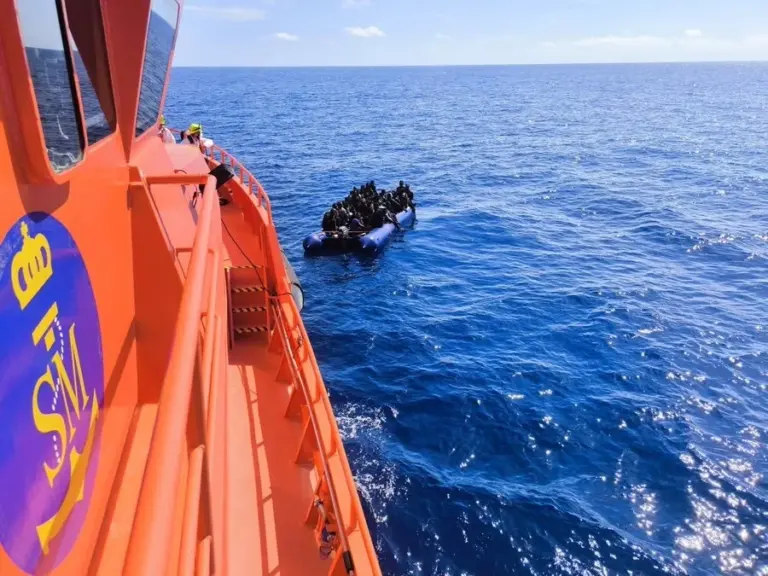 Salvamento Marítimo rescata a 52 personas migrantes a bordo de una neumática en aguas próximas a Lanzarote