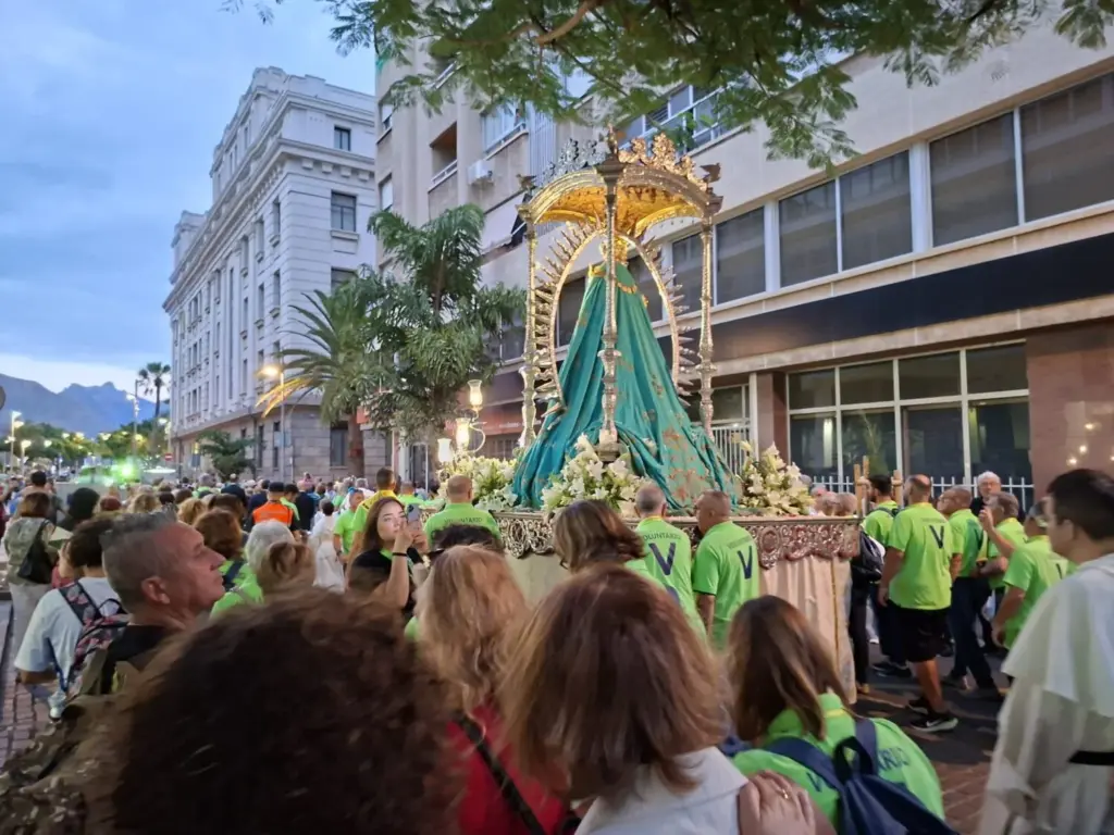 Acompañada entre aplausos avanza la Virgen de Candelaria por las calles de Santa Cruz de Tenerife / Ángel Muñiz