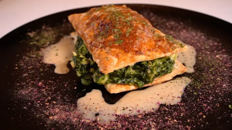 Milhoja con cremoso de espinacas y langostinos | Receta ‘Como en casa’