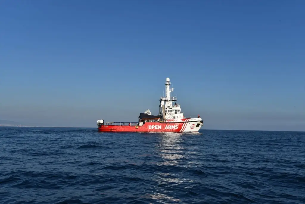 El fundador de Open Arms invita a Abascal a visitar el buque para conocer "un espejo de lo mejor de la sociedad española"