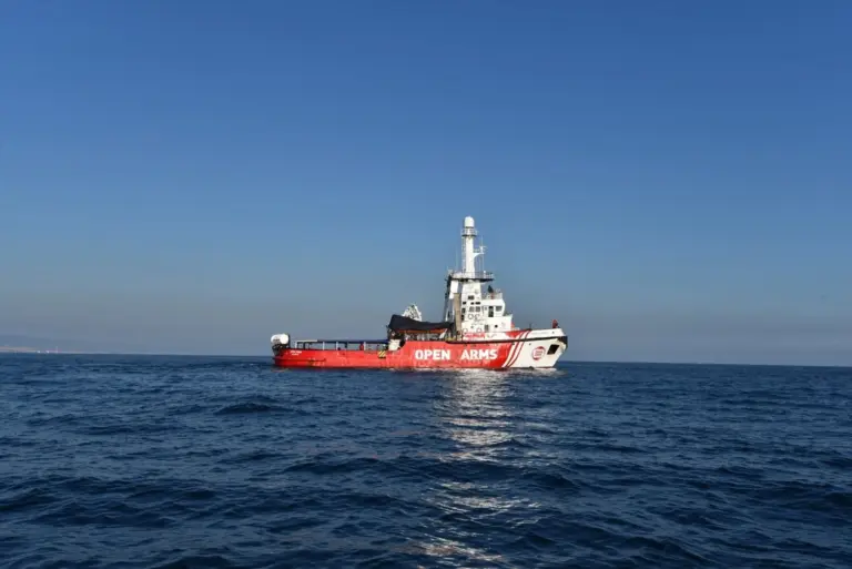 El fundador de Open Arms invita a Abascal a visitar el buque para conocer «un espejo de lo mejor de la sociedad española»