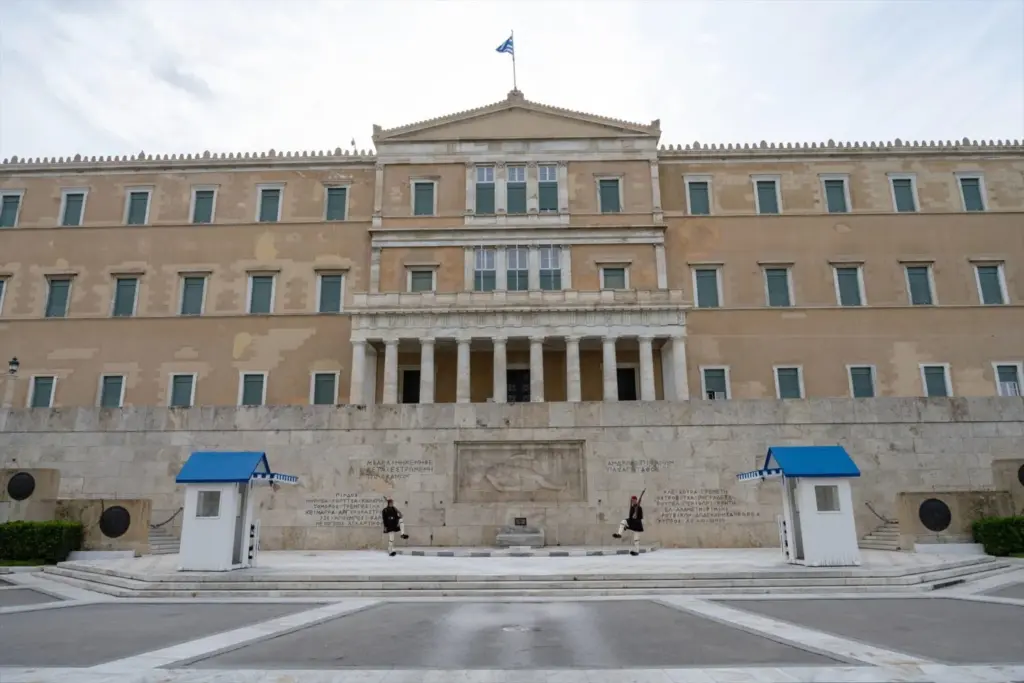 El parlamento de Grecia aprueba extender la jornada laboral hasta las 13 horas diarias