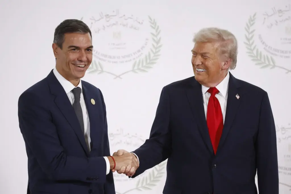 Pedro Sánchez y Donald Trump mantienen un breve encuentro en la cumbre por la firma del plan de paz de Gaza / Reuters 