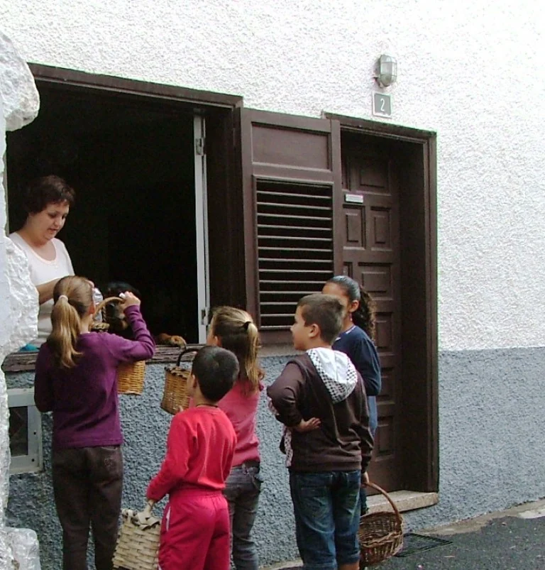 Niños y niñas piden "Pan por Dios" en San Juan