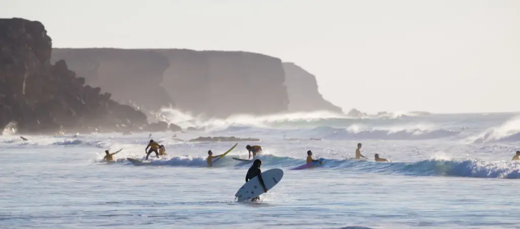 Imagen de surfistas en Piedra Playa, en Fuerteventura. Fotografía: Go fuerteventura
