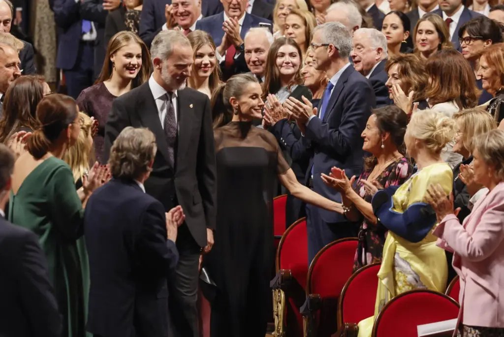 Felipe VI y la princesa Leonor reflexionan sobre la convivencia democracia y la diversidad en los Premios Princesa de Asturias 2025