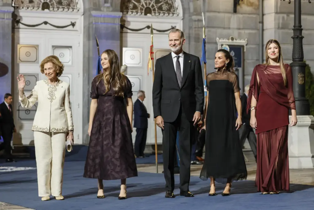 Felipe VI y la princesa Leonor reflexionan sobre la convivencia democracia y la diversidad en los Premios Princesa de Asturias 2025