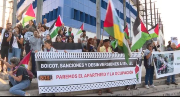 Cacerolada en protesta por el partido de La Laguna Tenerife contra el Herzliya israelí