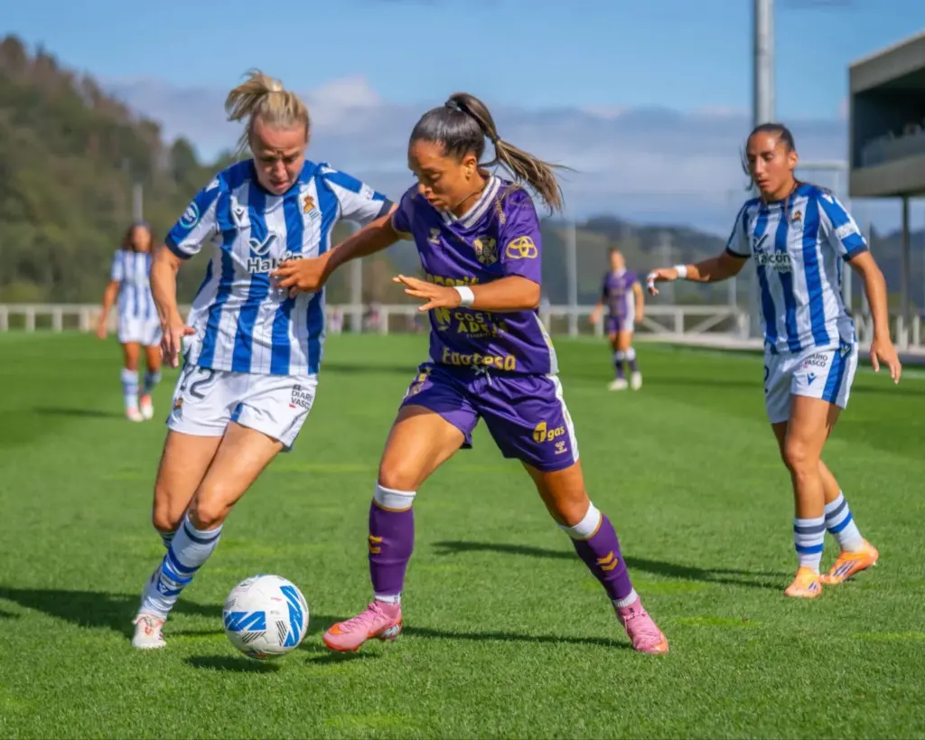 Una de las jugadas del encuentro que ha disputado Real Sociedad F vs CD Tenerife Femenino / Costa Adeje Tenerife
