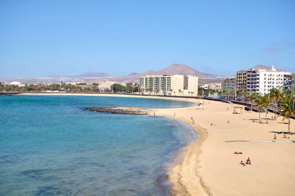 Cabe recordar que la Concejalía de Playas de Arrecife reabrió este jueves al baño la playa de El Reducto
