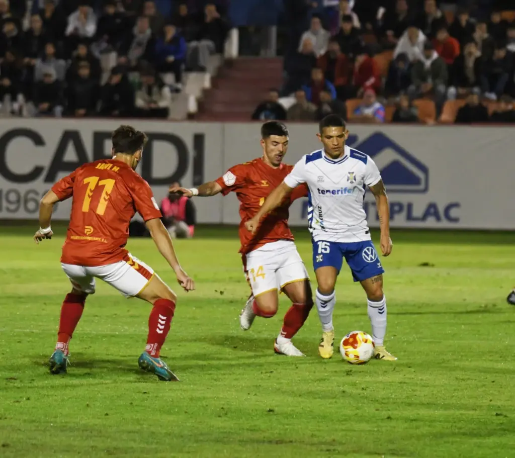 El CD Tenerife golea al RSD Alcalá y avanza a la siguiente ronda de la Copa del Rey