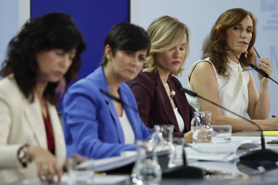 La portavoz y ministra de Educación, Formación Profesional y Deportes, Pilar Alegría; la ministra de ministra de Vivienda y Agenda Urbana, Isabel Rodríguez (2i); la ministra de Sanidad, Mónica García (d) y la ministra de Igualdad, Ana Redondo (i) durante la rueda de prensa posterior a la reunión del Consejo de Ministros, este martes en el Palacio de La Moncloa. EFE/Mariscal