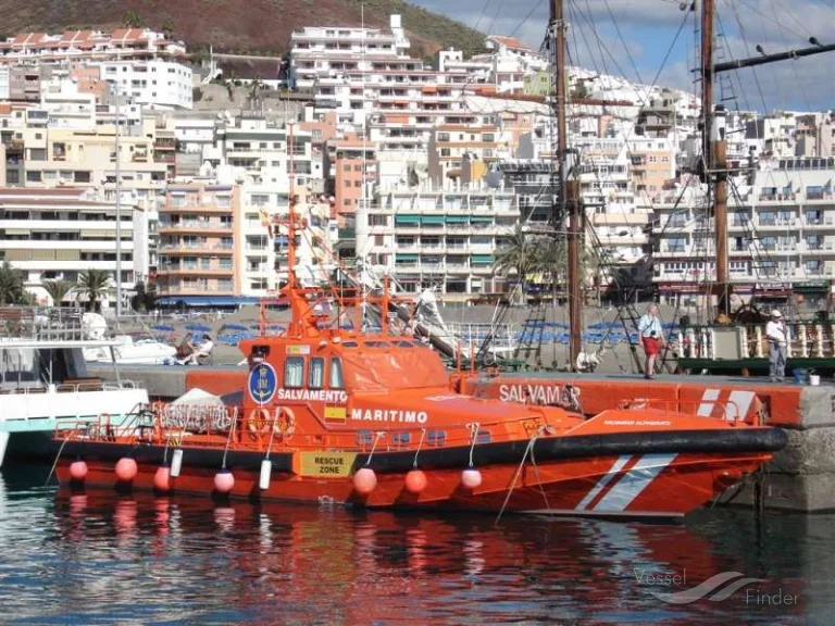 Una embarcación de Salvamento Marítimo en el puerto de Los Cristianos. Imagen de recurso
