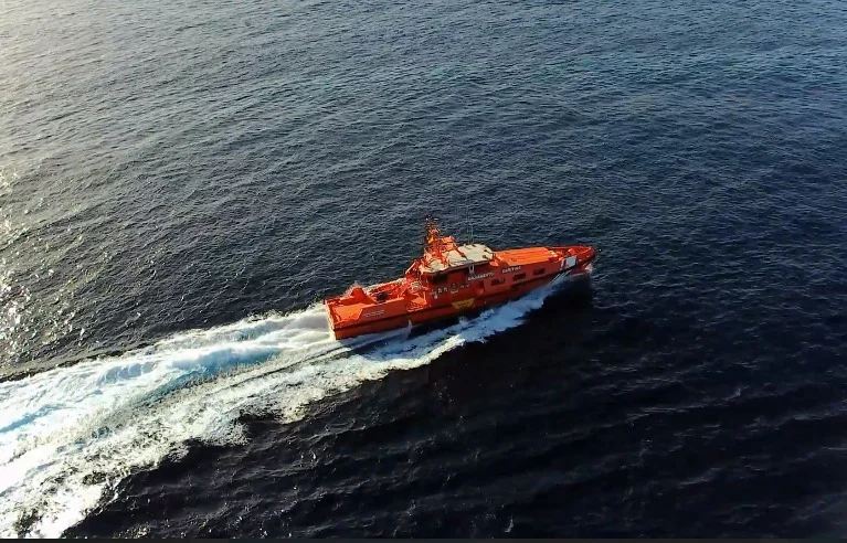 Dos personas desaparecidas durante el rescate de una zódiac en Lanzarote