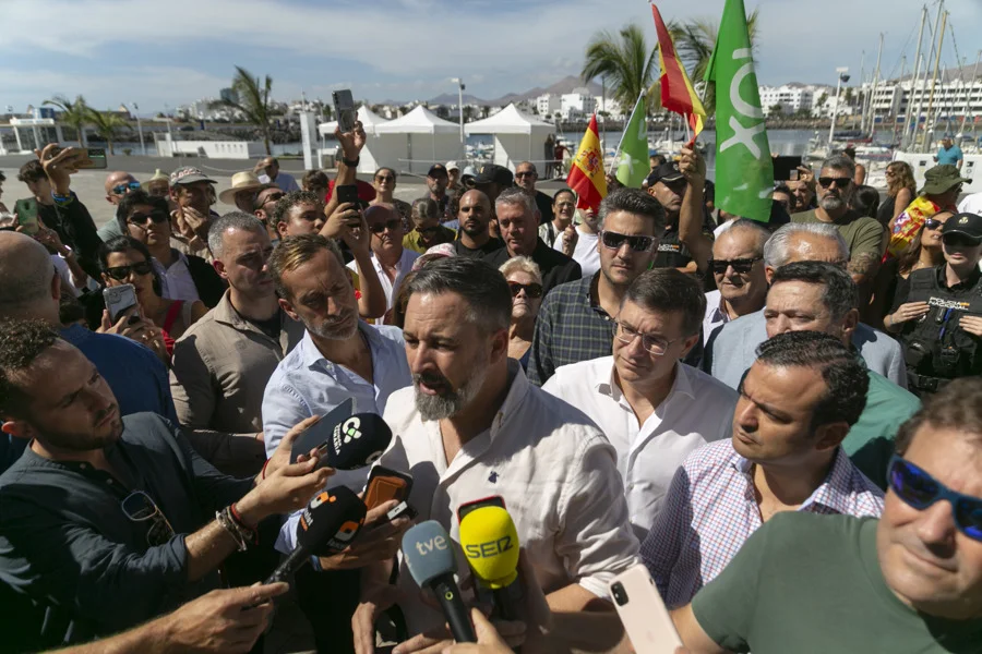 El presidente de Vox, Santiago Abascal, ha asegurado este domingo que, si el fundador de Open Arms, Óscar Camps, estuviera en situación de riesgo, él "también" estaría dispuesto a salvarlo, pero para entregarlo a un juez y "hacer todo lo posible para que estuviera en la cárcel por colaborar con las mafias del tráfico de personas". En la imagen, Abascal atiende a los periodistas en el puerto de Arrecife (Lanzarote), donde se encuentra estos días el barco Open Arms. EFE/Adriel Perdomo