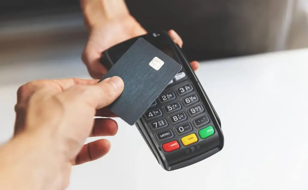 En algunos comercios los clientes se encuentran con carteles en el que informan que no aceptan pagos con tarjeta