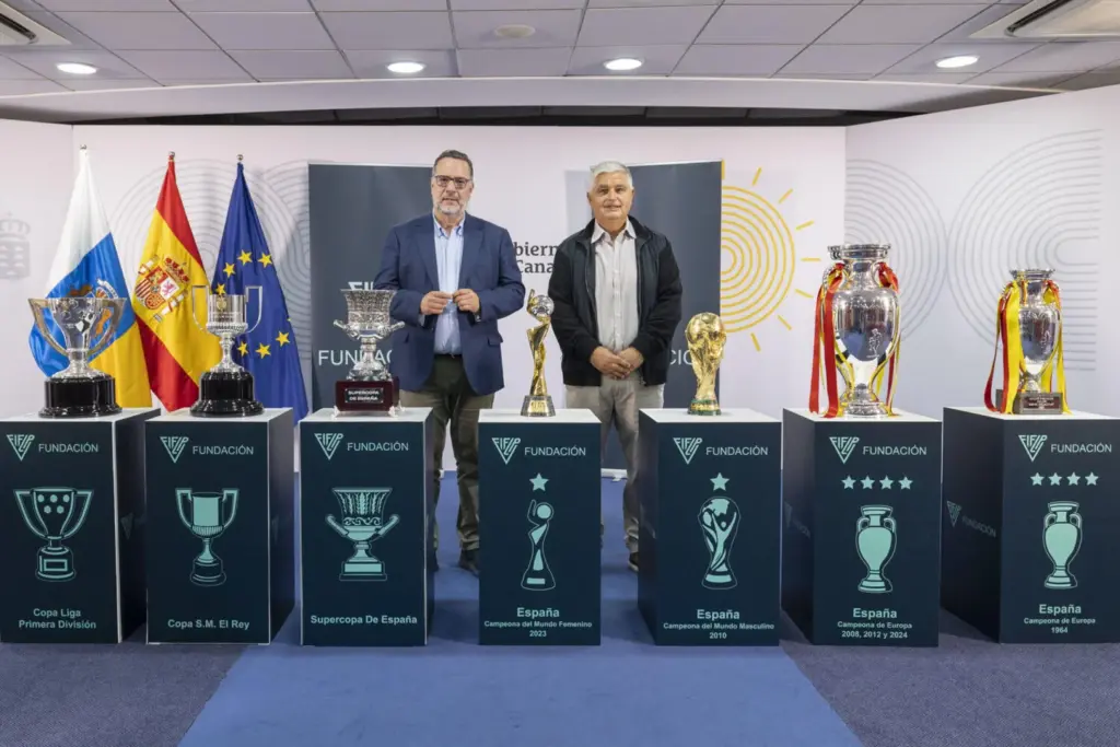 Exposición de los trofeos conquistados por las selecciones españolas de fútbol masculina y femenina que recorrerá los centros educativos canarios. EFE