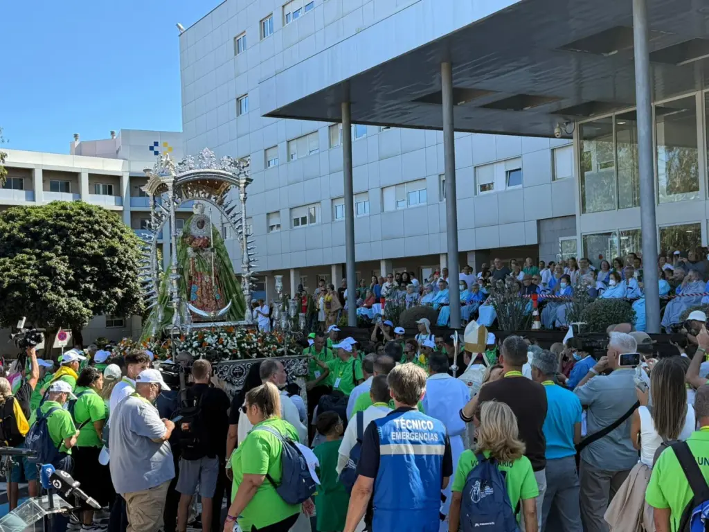 Pacientes y personal médico reciben a la Virgen de Candelaria en el Hospital Universitario.