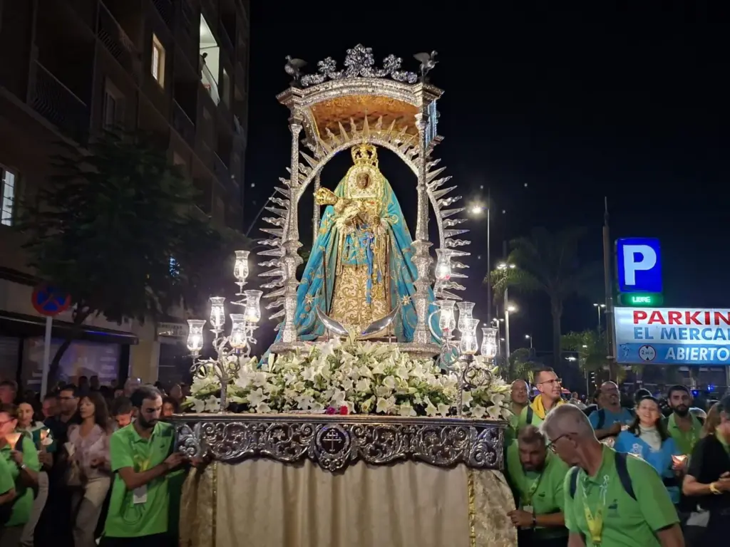 La Virgen de Candelaria por la calle San Sebastián / Ángel Muñiz