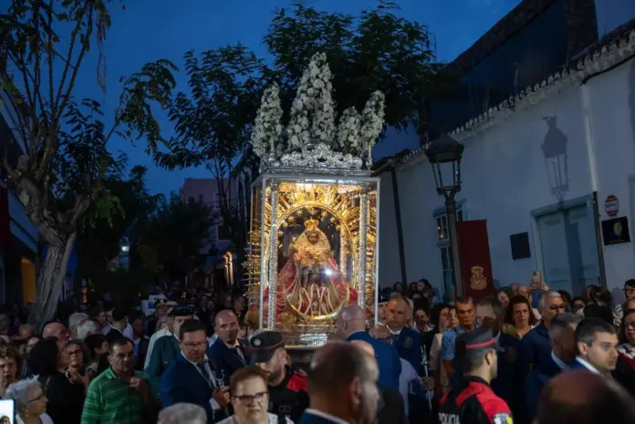 La Virgen de las Nieves recorrerá este 1 de noviembre las zonas afectadas por la erupción volcánica. El Cabildo de La Palma facilitará guaguas gratis para el desplazamiento de los peregrinos / Cabildo de La Palma