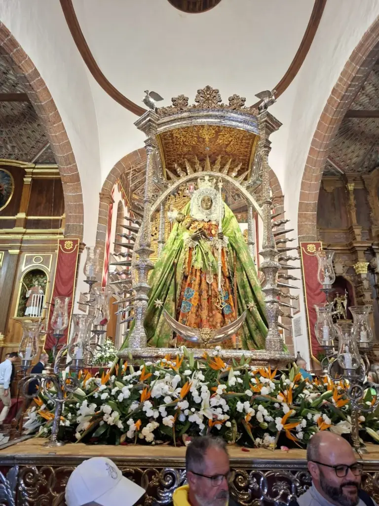 La Virgen de Candelaria ya está en Santa Cruz de Tenerife tras una peregrinación multitudinaria